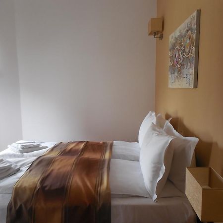 Villa Annalia - Rooms To Rent Bacau Bagian luar foto