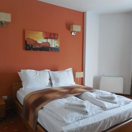 Villa Annalia - Rooms To Rent Bacau Bagian luar foto