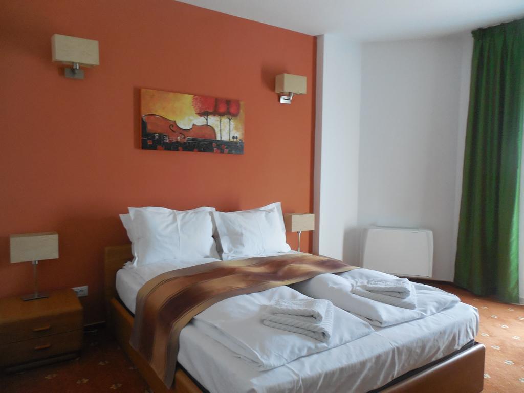 Villa Annalia - Rooms To Rent Bacau Bagian luar foto